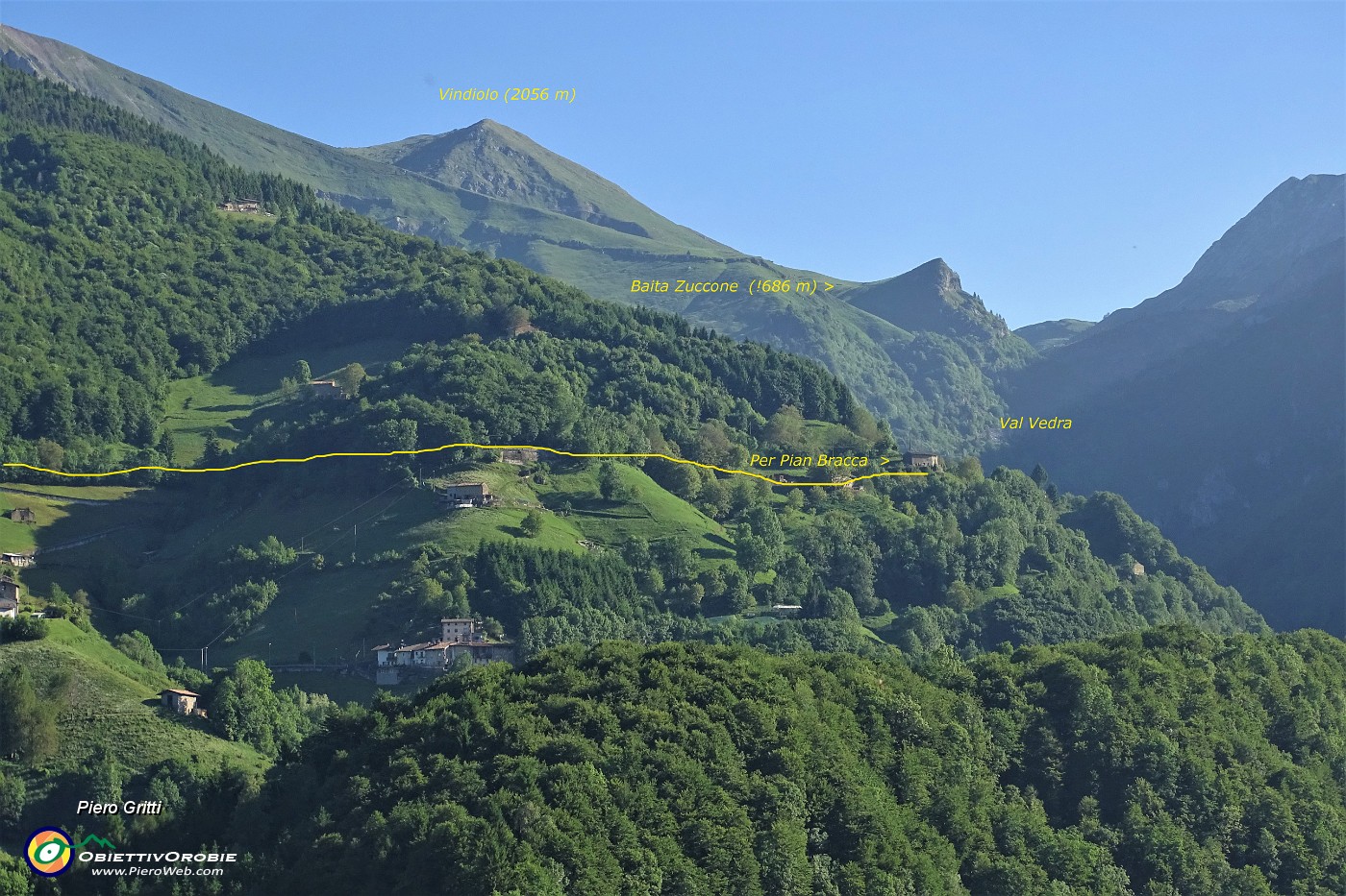 04 Da Zorzone su sterrata raggiungo Pian Bracca (1111 m).JPG -                                